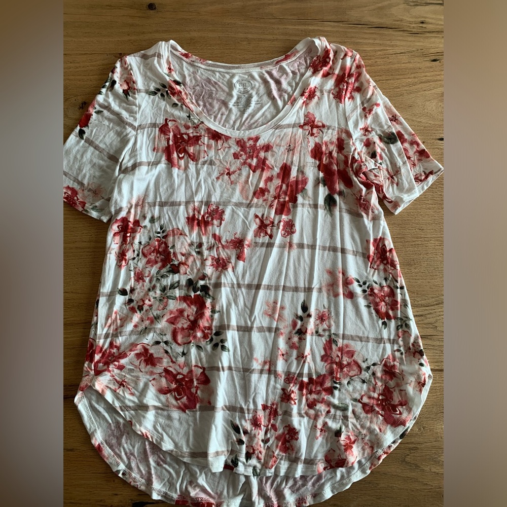 24/7 Floral Short‎ Sleeve White Red Tee Shirt Rayon Women’s Medium Preloved